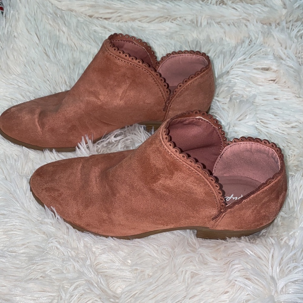 Pink/coral suede pull on booties. - Picture 2 of 5